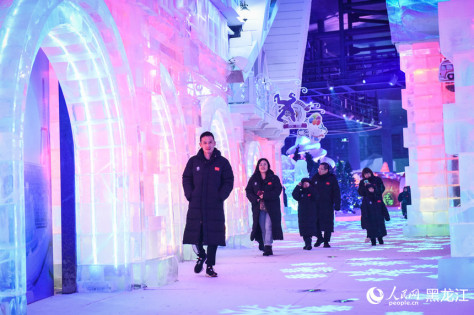 Pelancong melawat taman tema ais dan salji tertutup di Dunia Ais dan Salji Harbin yang turut dikenali sebagai ‘bandar ais’ China di Provinsi Heilongjiang, timur laut China. (People’s Daily Online/Su Jinggang)