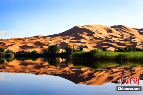 Foto menunjukkan tasik di Gurun Badain Jaran, Alxa Right Banner, Alxa League, Wilayah Autonomi Mongolia Dalam, utara China. (Foto ihsan jabatan publisiti jawatankuasa Parti Komunis China Alxa Right Banner)