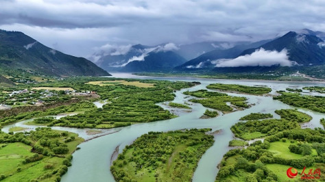 Foto memaparkan pemandangan sudut udara di Taman Tanah Lembap Kebangsaan Yani, di Nyingchi, Wilayah Autonomi Xizang China. (People’s Daily Online/Tsering Norbu) 