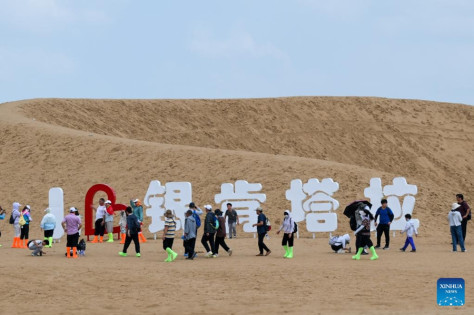 Para pelancong berseronok di kawasan pemandangan Padang Pasir Yinkentala di Dalad Banner, Wilayah Autonomi Mongolia Dalam China pada 31 July 2024.(Xinhua/Li Zhipeng)