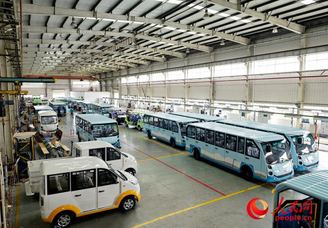 Foto memaparkan bas persiaran di sebuah bengkel pengeluaran Syarikat Automobil Liuzhou Wuling di Liuzhou, Wilayah Autonomi Guangxi Zhuang, di selatan China. Bas persiaran akan beroperasi di kawasan pemandangan Tasik Qinghai di Provinsi Qinghai, barat laut China. (People’s Daily Online/Lei Qijun)