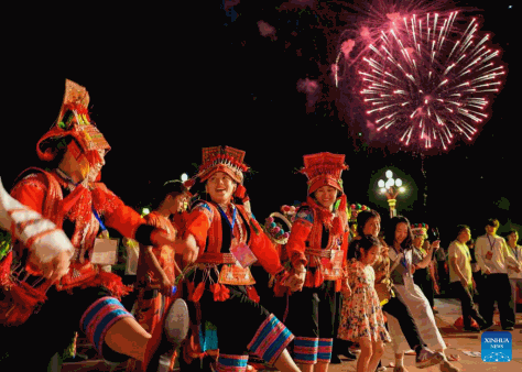 Orang ramai menari di festival obor di Chuxiong, di provinsi Yunnan, barat laut China pada 27 Julai 2024. Satu festival obor yang diraikan oleh kumpulan etnik telah diadakan pada Sabtu. (Xinhua/Wang Jingyi)