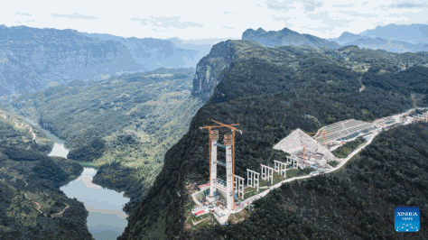 Foto yang diambil menggunakan dron pada 17 Julai 2024 ini memperlihatkan pemandangan jambatan besar Tianmen yang sedang dalam pembinaan di Provinsi Guizhou, barat daya China. Jambatan sepanjang 1,553 meter ini merupakan projek utama di lebuh raya yang menghubungkan Anshun dan Panzhou di Guizhou. (Xinhua/Tao Liang)