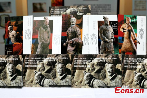 Satu set lima poskad bersetem yang menampilkan Pahlawan Terracotta diperkenal sempena mengingati 50 tahun penemuan Pahlawan Terracotta di Muzium Tapak Mausoleum Maharaja Qingshihuang di Xi’an, Provinsi Shaanxi, barat laut China pada 15 Julai 2024. (China News Service/Zhang Yuan)