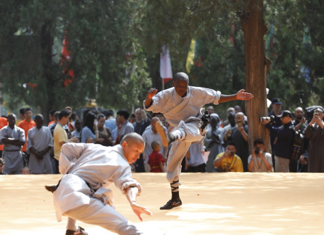 Dua orang pengamal kung fu bertanding dalam Perlawanan Akhir Sukan Shaolin 2024 di Kuil Shaolin, Dengfeng, Provinsi Henan, pada Ahad. (Foto Kan Li/Perkhidmatan Berita China)