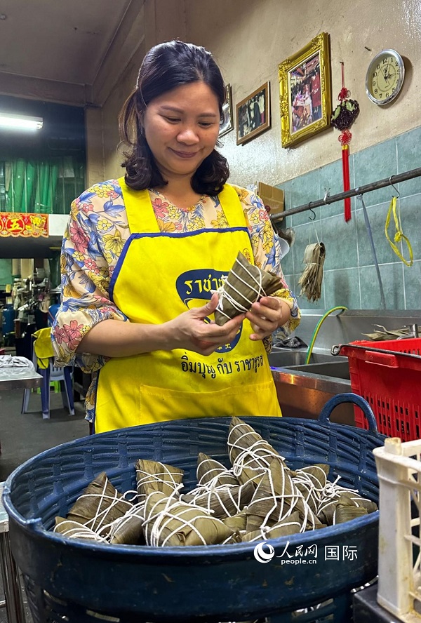 Mai Yan, pemilik kedai Zongzi di Bangkok, Thailand, menunjukkan Zongzi buatannya. (People’s Daily Online/Jian Chengyuan)