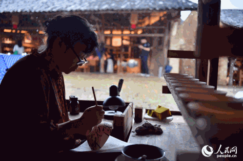 Seorang pewaris teknik membuat porselin bekerja di bengkelnya di Blok Sejarah dan Kebudayaan Taoyangli di Jingdezhen, Provinsi Jiangxi, di timur China (People's Daily Online/Shi Yu)