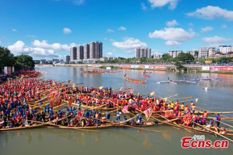 Perarakan perahu naga di Sungai Xiaoshui sempena menyambut Festival Perahu Naga di Kaunti Dongxian, Bandar Yongzhou, Provinsi Hunan, di tengah China pada 2 Jun 2024. (China News Service/Yang Huafeng)