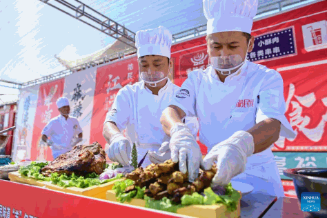 Tukang masak menyediakan hidangan semasa pertandingan memasak kambing di wilayah Tacheng, kaunti Yumin, Wilayah Autonomi Uygur Xinjiang, di barat laut China pada 2 Jun 2024. (Xinhua/Ding Lei)