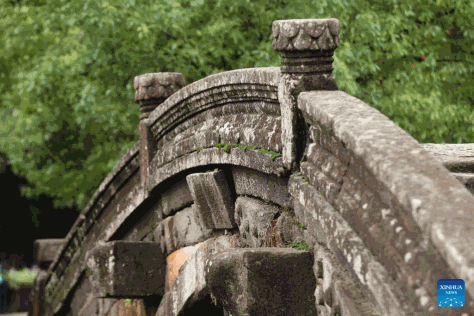 Foto yang diambil pada 26 Jun 2024 ini menunjukkan pemandangan Jambatan Wanshan di Kampung Shebei di Pekan Xin'an, Kaunti Deqing, provinsi Zhejiang, di timur China. Kaunti Deqing adalah asal usul kepada tujuh jambatan batu purba yang disenaraikan sebagai tapak warisan budaya utama di bawah perlindungan peringkat negeri. Dalam beberapa tahun kebelakangan ini, kaunti ini bergiat aktif dalam perlindungan dan pengubahsuaian jambatan batu purba, sambil menggalakkan penyepaduan sumber warisannya dengan pelancongan budaya dan penyelidikan. (Foto Xie Shangguo/Xinhua)