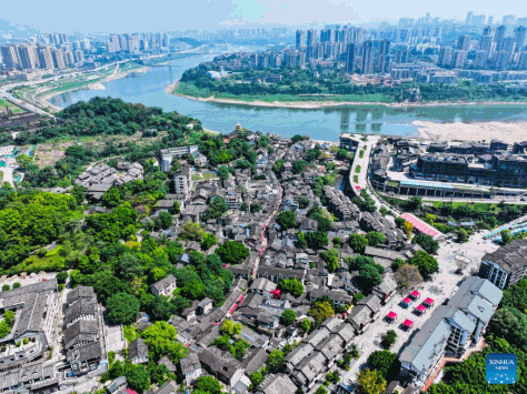 Foto sudut udara yang diambil menggunakan dron pada 28 April 2024 ini memaparkan pemandangan bandar purba Ciqikou di Chongqing, barat daya China. (Xinhua/Wang Quanchao)