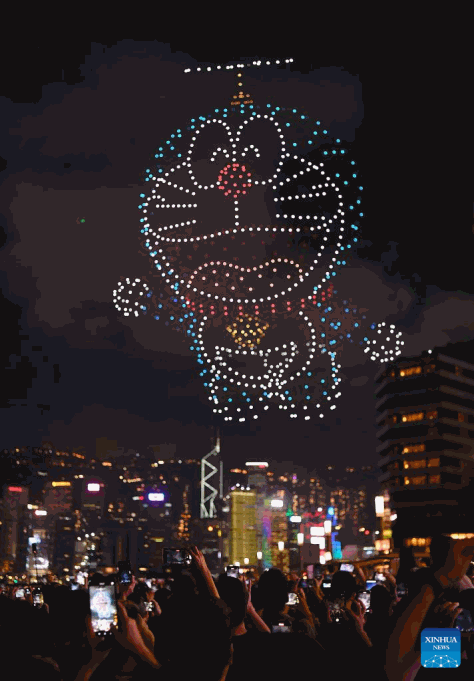 Pertunjukan cahaya dron yang menampilkan karakter dalam kartun Doraemon di Hong Kong, selatan China, pada 25 Mei 2024. (Xinhua/Chen Duo)