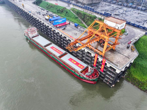 Sekeping foto yang diambil menggunakan dron pada 11 Mei 2024 menunjukkan kapal Inovasi 5 tiba di Pelabuhan Jiangjin di Chongqing, barat daya China. (Xinhua/Wang Quanchao)