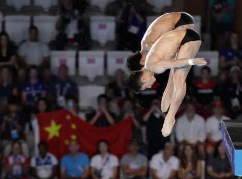 Lian Junjie e Yang Hao dalla Cina gareggiano durante la finale maschile di piattaforma sincronizzata da 10 metri di tuffi alle Olimpiadi di Parigi. (29 luglio 2024 - Xinhua/Zhang Yuwei)