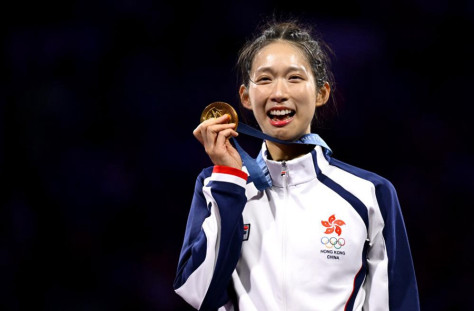 Lee Ka Chiu John si congratula con Kong Man Wai Vivian per aver vinto la prima medaglia d'oro di Hong Kong