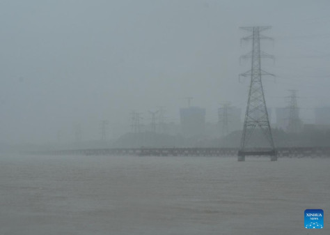 Vista del grande ponte Donggang nel borgo di Jiangyin, provincia cinese del Fujian, prima dell'arrivo del tifone. (25 luglio 2024 - Xinhua/Wei Peiquan)