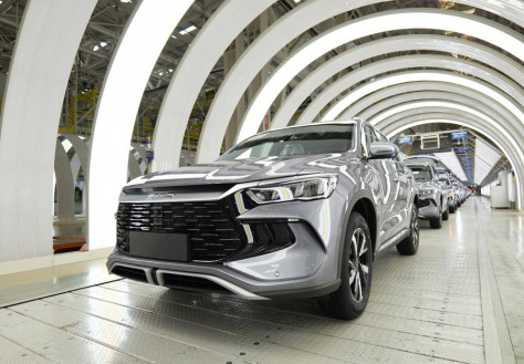 Linea di assemblaggio di veicoli a nuova energia (NEV) di BYD, il principale produttore cinese di NEV, presso lo stabilimento BYD di Zhengzhou, nella provincia centrale cinese dello Henan. (24 aprile 2024 - Xinhua/Li Jianan)