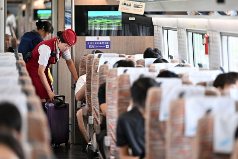 Vagone del treno ad alta velocità G8844 che collega la municipalità di Tianjin, nella Cina settentrionale, con l'aeroporto internazionale Daxing di Beijing. (6 luglio 2024 - Xinhua/Li Ran)