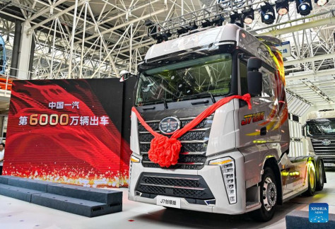 Il 60 milionesimo veicolo di FAW Group e 9 milionesimo di FAW Jiefang esce dalla linea di produzione a Changchun, nella provincia del Jilin. (16 luglio 2024 – Xinhua/Yan Liyun)