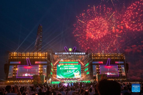 Persone assistono ad uno spettacolo di fuochi d'artificio durante il 22° Festival Internazionale della Birra di Harbin, nella provincia dello Heilongjiang, nel nord-est della Cina. (6 luglio 2024 – Xinhua/Zhang Tao)