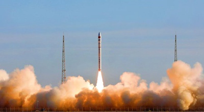 Cina, lanciati con successo 5 satelliti