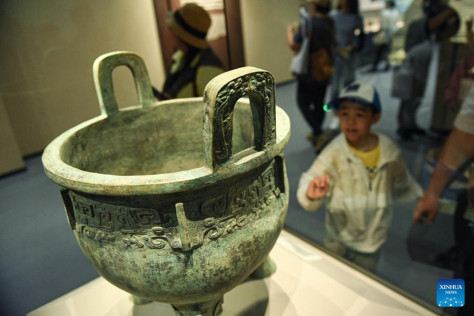 Persone visitano una mostra al Museo del Gran Canale di Beijing. (18 maggio 2024 – Xinhua/ Chen Zhonghao)