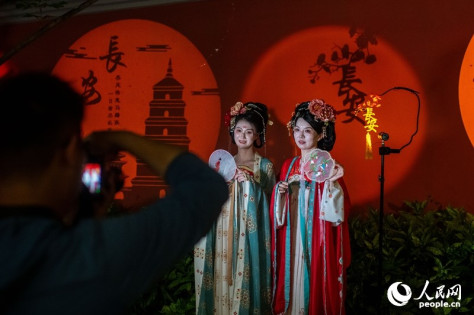 Turisti in costumi delle dinastie Han e Tang nel Grand Tang Mall a Xi'an. (Quotidiano del Popolo Online/Weng Qiyu)