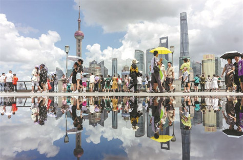 Persone lungo il Bund a Shanghai. (luglio 2023 – Wang Gang/China Daily)
