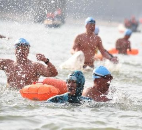 300名冬泳爱好者黄河兰州段“漂游”倡健康生活