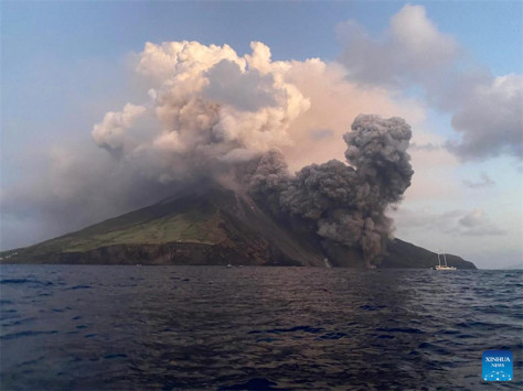Αυτή η φωτογραφία που τραβήχτηκε στις 4 Ιουλίου δείχνει το ηφαίστειο Στρόμπολι να εκτοξεύει στάχτες στην Σικελία της Ιταλίας. (Φωτογραφία / Xinhua)