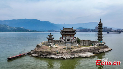 Ο ιστορικός χώρος του νησιού Λουοσινγκντούν καθώς βυθίζεται στη λίμνη Πογιάνγκ της πόλης Λουσάν, στην επαρχία Τζιανγκσί της ανατολικής Κίνας. (Φωτογραφία: China News Service / Wei Dongsheng)