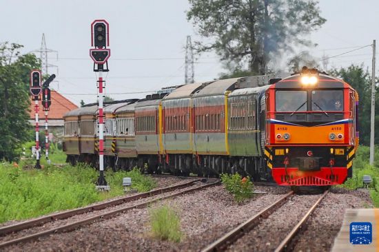   7月20日，首趟老挝泰国跨境铁路客运列车抵达老挝万象坎萨瓦站。新华社发（凯乔摄）