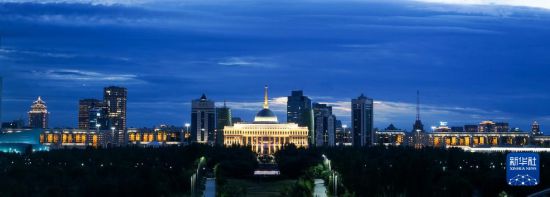 这是7月2日在哈萨克斯坦首都阿斯塔纳拍摄的总统府及城市建筑。新华社记者 王建华 摄