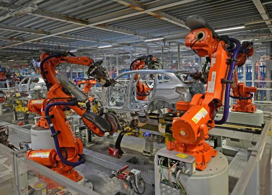 在华晨宝马沈阳铁西工厂车身车间，机器臂在焊接车身（2022年2月16日摄）。新华社记者 杨青 摄