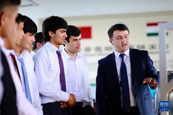 6月14日，在塔吉克斯坦首都杜尚别，学生们在鲁班工坊内听塔方老师讲解。新华社记者 郑开君 摄