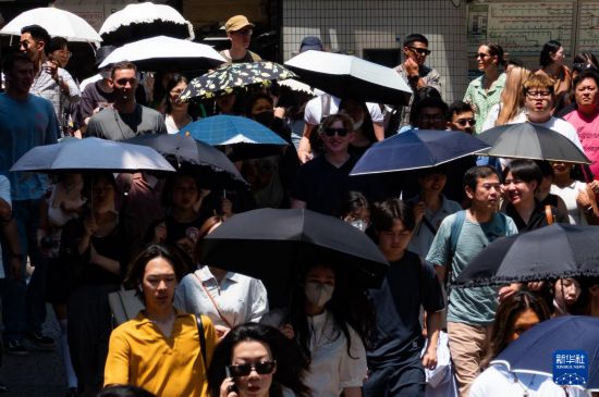 7月4日，人们在日本东京原宿的街道上行走。新华社记者 张笑宇 摄