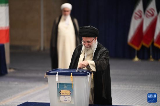 6月28日，在伊朗德黑兰，伊朗最高领袖哈梅内伊在一处投票站参加总统选举投票。新华社记者 沙达提 摄