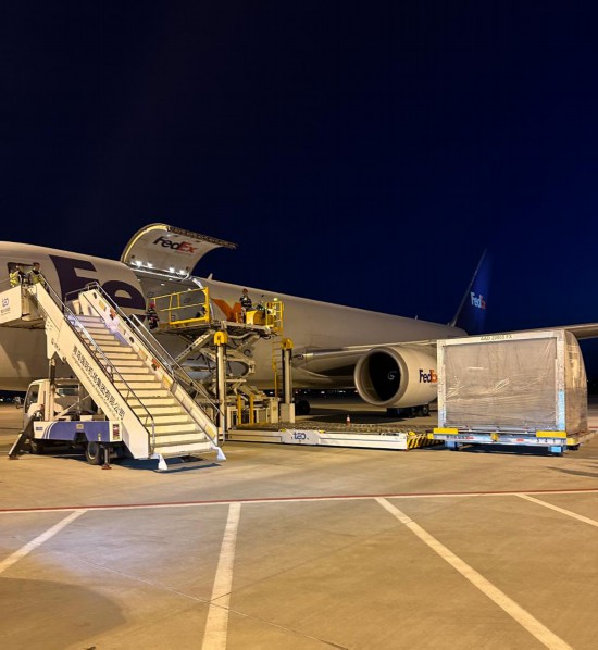 联邦快递近期已在青岛开通至美国的全新国际货运航线，这是执行航班在装载货物。