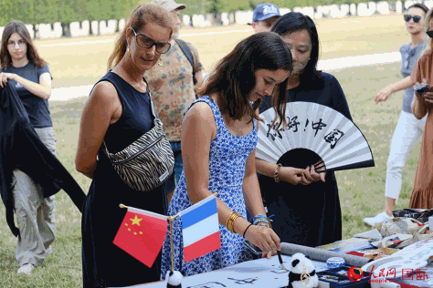 当地居民在“你好！中国”迷你集市体验书法。人民网记者 于超凡摄