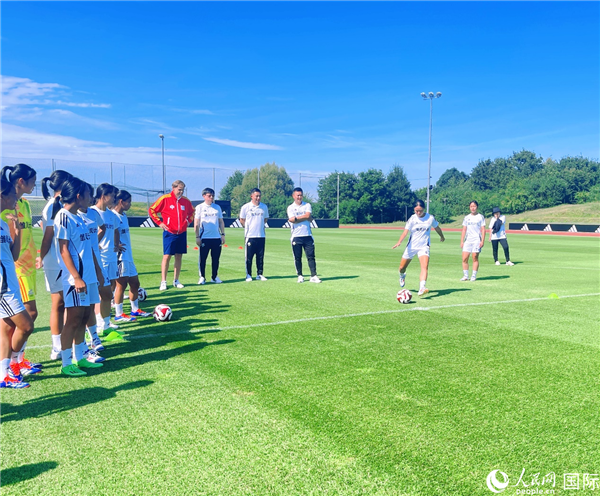 8月12日，来自中国西部的U15女足队在德国阿迪达斯总部达斯勒体育场进行训练。人民网记者 刘赫摄