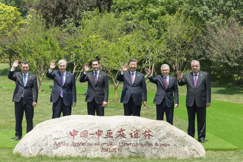 2023年5月19日，首届中国—中亚峰会结束后，习近平主席和中亚五国元首共同种下6棵石榴树，象征中国同中亚紧密团结合作。新华社记者 刘彬 摄