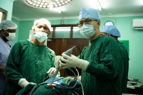 焦成医生在手术过程中。中国援桑医疗队供图