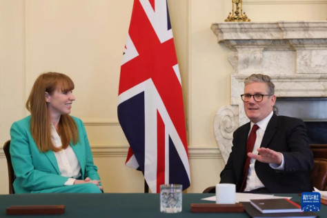 7月5日，在英国伦敦唐宁街10号首相府，首相基尔·斯塔默（右）与安杰拉·雷纳交谈。新华社发（英国首相府供图）