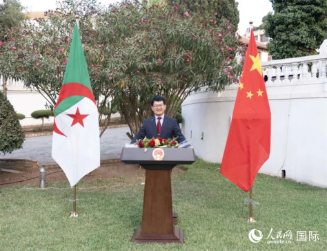 中国驻阿尔及利亚大使李健在招待会上致辞。人民网记者 郝瑞敏摄