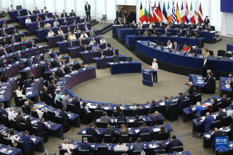 7月18日，在法国斯特拉斯堡欧洲议会总部，下一届欧盟委员会主席候选人冯德莱恩在投票前陈述发言。新华社记者 赵丁喆 摄