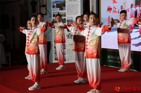 迪拜中国学校学生表演《弟子规》武术健身操。人民网记者 张志文摄