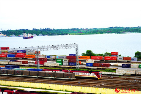 蒙内铁路赖茨港，一列货运列车准备开往内罗毕。人民网记者 黄炜鑫摄