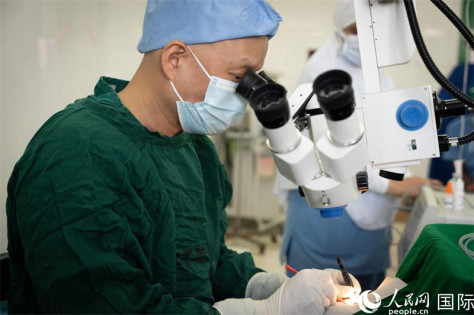 季河清医生在进行白内障手术。中国援桑医疗队提供