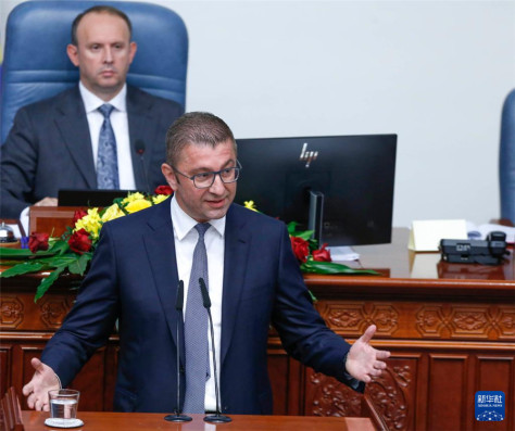 6月23日，在北马其顿首都斯科普里，当选总理赫里斯蒂扬·米茨科夫斯基（前）进行就职讲话。新华社发（托米斯拉夫·格奥尔基耶夫摄）