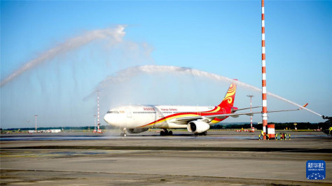 6月24日，捷克布拉格国际机场举行水门仪式迎接海南航空北京至布拉格直飞航线复航后的首趟航班。新华社发（达娜·科什奈洛娃摄）